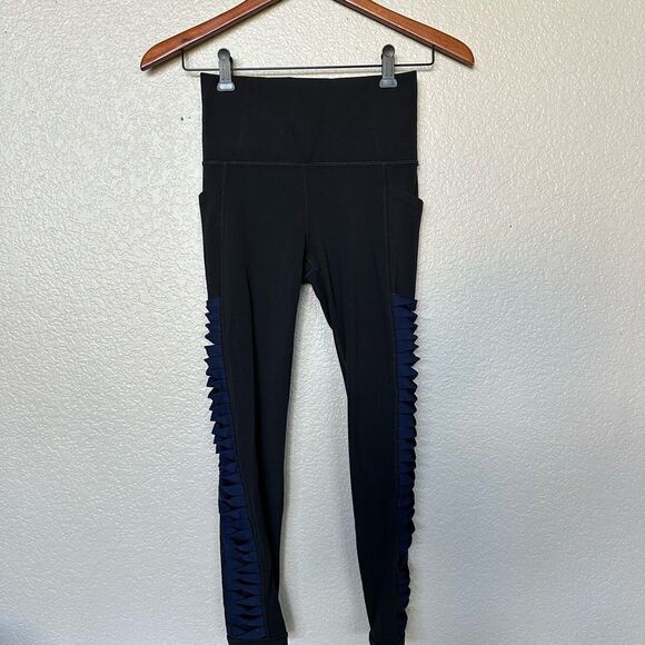 Athleta Salutation 7/8 Tight Black Navy Leggings XS - Picture 3 of 4
